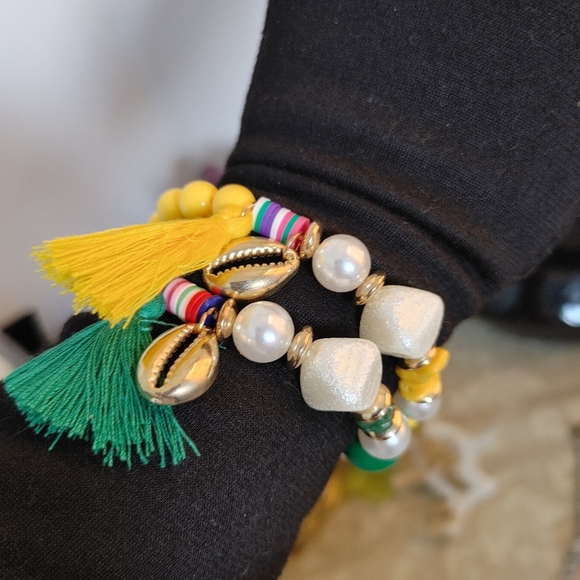 Green and Yellow Shell w/ Tassel Stretch Bracelet - Picture 4 of 5